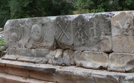 Termessos'ta İlk Kazılar Tarihe Işık Tuttu: Dans Eden Kadınlar ve Silah Kabartmalı Anıt Mezar Bulundu!