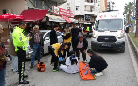 Manavgat'ta Kapısı Açılan Araca Çarpan Motosiklet Sürücüsü ve Yanındaki Yolcu Yaralandı