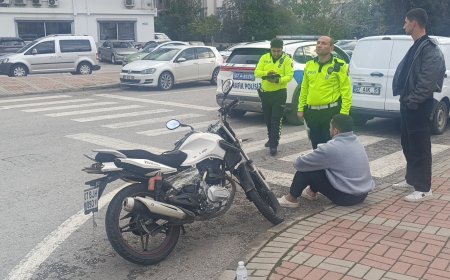 Manavgat'ta Kavşakta Kaza: Motosiklet Sürücüsü Yaralandı Ancak Tedaviyi Reddetti