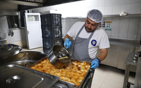 Alanya Aşevi Engelli, Yaşlı ve Hastaları Yalnız Bırakmıyor: Kapı Kapı Sıcak Yemek Dağıtımı Sürüyor
