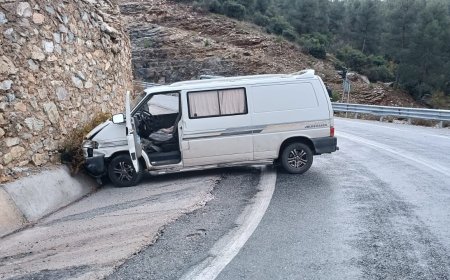Akseki-İbradı Yolu Çamlıyokuş Mevkii'nde Kontrolden Çıkan Ticari Araç Duvara Çarptı