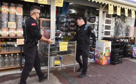 Zabıta Ekipleri Kepez'de Caddeyi Temizledi: Flama, Duba ve Afişler Kaldırıldı