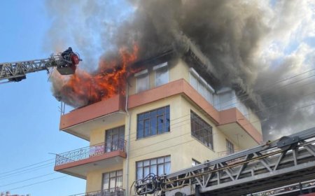 Manavgat Yayla Mahallesi'nde Korkutan Yangın: 4 Katlı Binanın Çatı Katı Alev Aldı