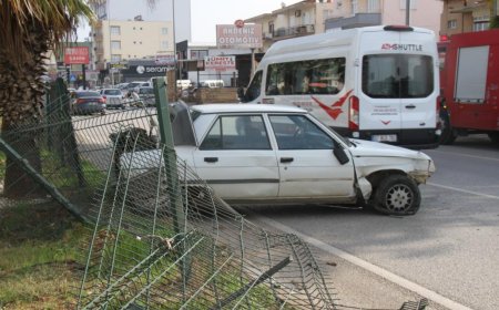 Serik’te yoldan çıkan otomobil bariyerlere çarparak durabildi