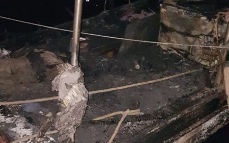 Antalya'da  yıldırım 3 tekneyi küle çevirdi