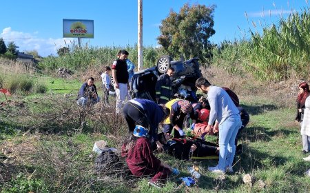 Antalya’nın Serik ilçesinde otomobilin takla atarak şarampole yuvarlandığı kazada aynı aileden 3 kişi yaralandı.
