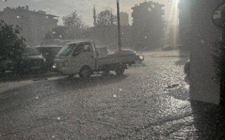 Antalya'da Kısa Süreli Felç: Sağanak ve Dolu Hayatı Durdurdu