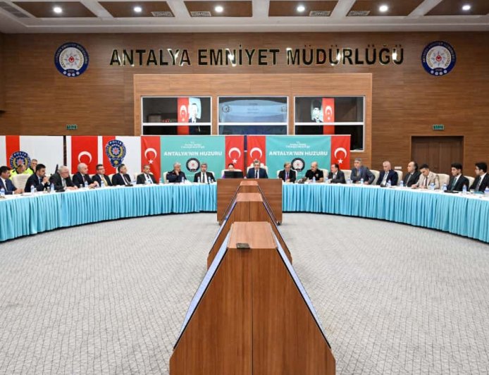 Antalya'da Kış Tedbirleri Planlandı: AFAD, Emniyet, Jandarma ve Büyükşehir Ekipleri Hazır Olacak
