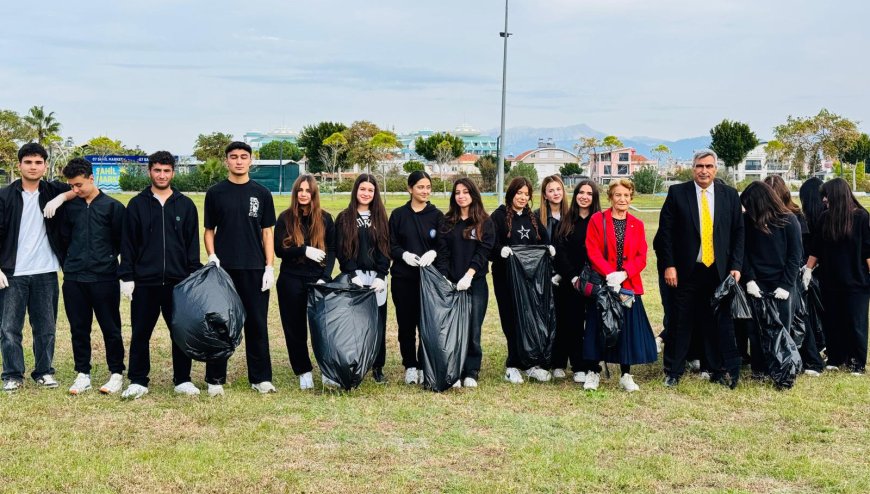 ANTALYA'nın Serik ilçesinde lise öğrencileri ve mahalle sakinleri Boğazkent'te çevre temizliği yaptı.