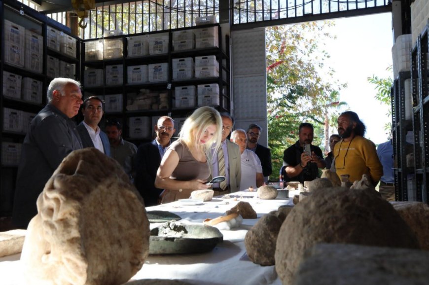 Akdeniz Üniversitesi Rektörü Özkan, Patara Antik Kenti'nde İncelemelerde Bulundu
