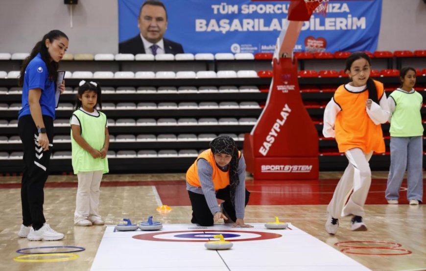 Antalya Büyükşehir Belediyesi, Hibe Desteğiyle Çocukları Floor Curling ile Tanıştırıyor
