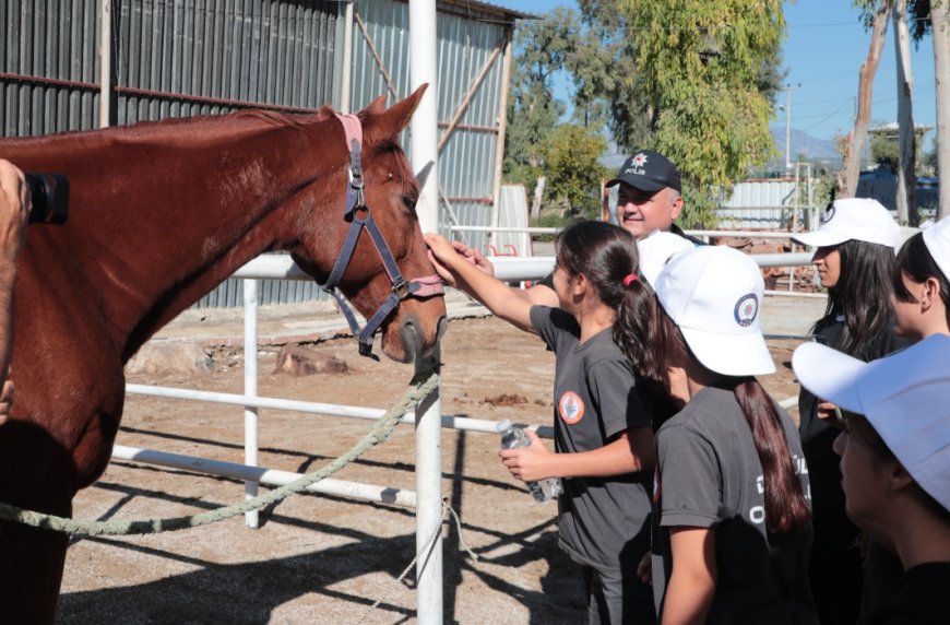 Antalya Emniyeti'nden Anlamlı Proje: "Geleceğimizi Yazan Genç Yürekler" Çocuklarla Buluşuyor