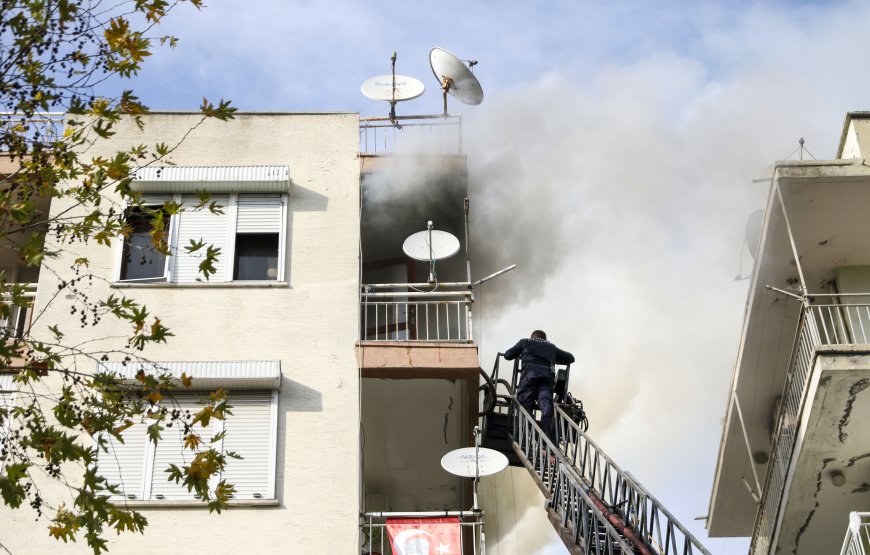 Antalya'da Yangın: Daire Kül Oldu, Ev Sahibi Yıkıldı