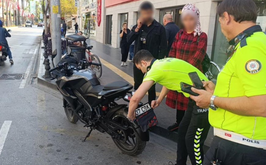 Manavgat'ta Emniyetten Sıkı Denetim: Ehliyetsiz, Kasksız ve Plakası Kapalı Sürücüye Ağır Ceza