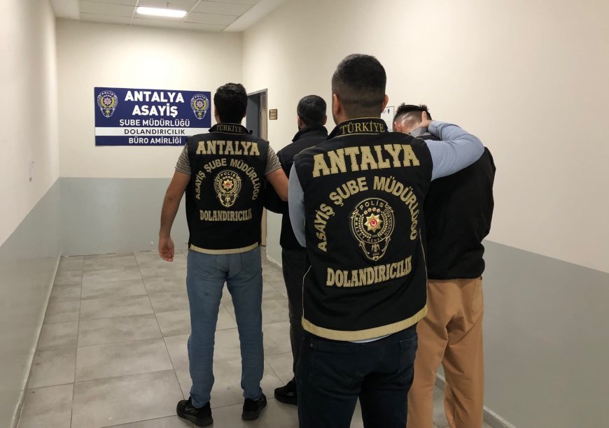 ANTALYA'da kendilerini polis olarak tanıtıp dolandırıcılık yapmak isteyen 2 şüpheliden 1'i tutuklandı.