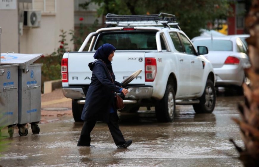 Ani Sel ve Su Baskını Tehlikesi: Antalya'da Kuvvetli Yağış Etkisini Artırdı.