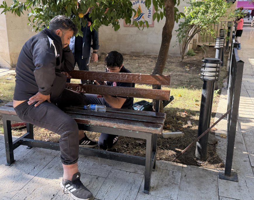 Antalya'da Şaşırtan Olay: Cami Avlusunda Uyurken Bacağını Banka Sıkıştırdı!