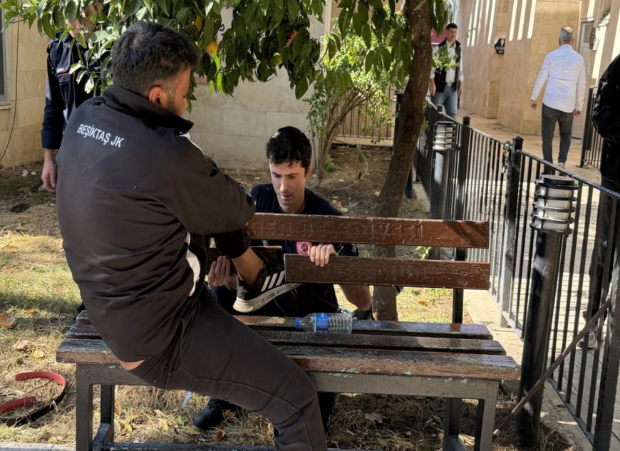 Antalya'da Şaşırtan Olay: Cami Avlusunda Uyurken Bacağını Banka Sıkıştırdı!