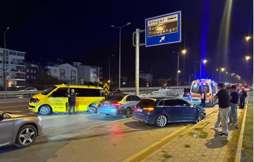 Manavgat’ta ticari taksi ile otomobilin çarpışması sonucu meydana gelen kazada 2 kişi yaralandı.