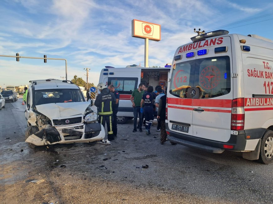 ANTALYA'nın Serik ilçesinde 2 aracın karıştığı kazada 4 kişi yaralandı.