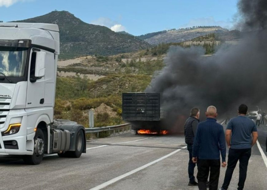 Konya-Antalya Karayolu Kül Oldu: Mermer Yüklü Tırın Dorsesi Yangında Kullanılamaz Hale Geldi