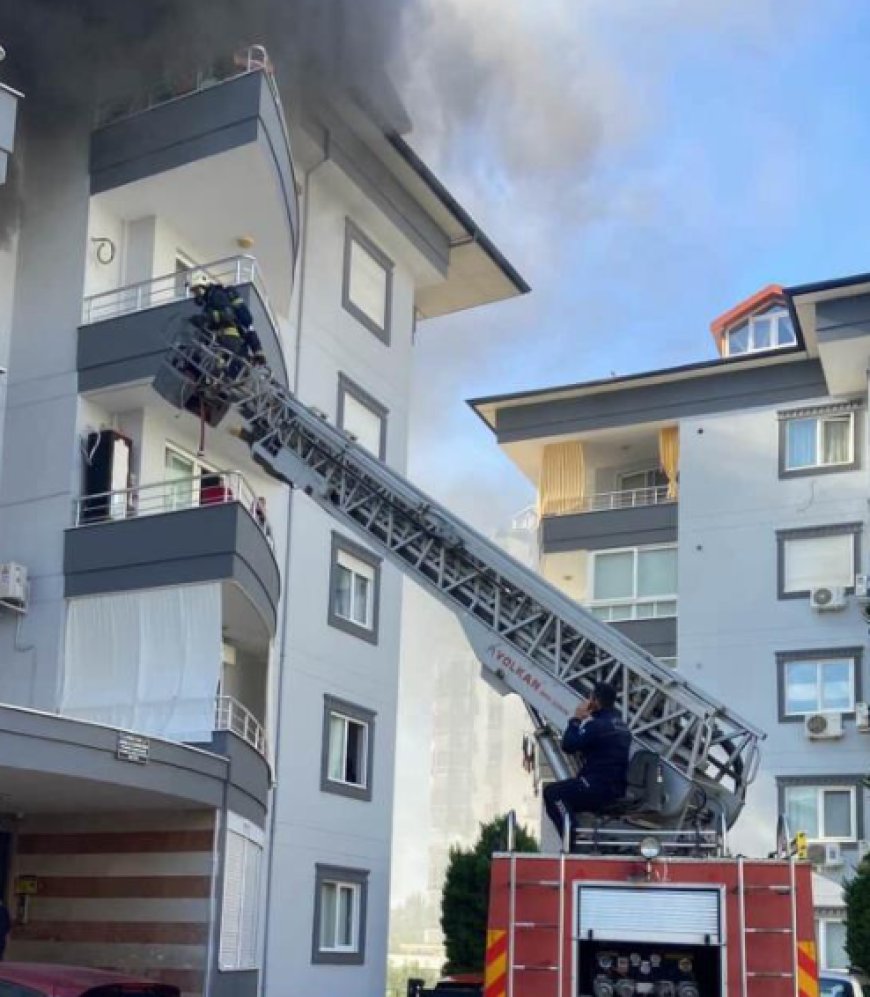 Antalya'nın Alanya ilçesinde 5 katlı binanın 2. katında çıkan yangın korkuttu.