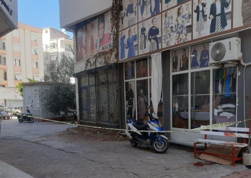 Kumluca Çarşıiçi Caddesi'nde Kanlı Tartışma: Bıçaklanan Genç Hastaneye Kaldırıldı.