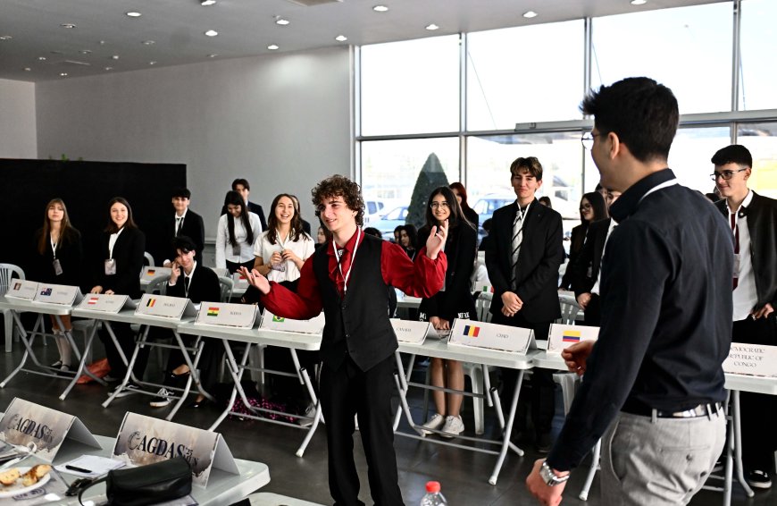 Muratpaşa'da Genç Diplomatlar İş Başında: Öğrenciler Dünya Sorunlarına Çözüm Aradı.