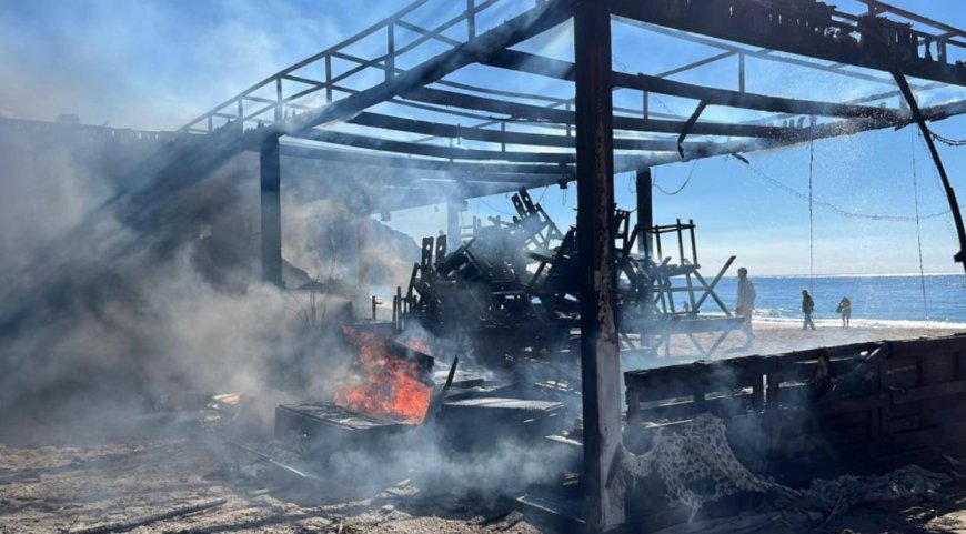 Alanya'nın Gözdesi Kleopatra'da Yangın Paniği: Masa ve Sandalyeler Kül Oldu.