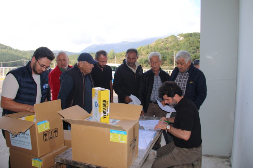 Antalya Büyükşehir Belediyesi çiftçilere 2 bin 400 tuzağın dağıtımını yaptı