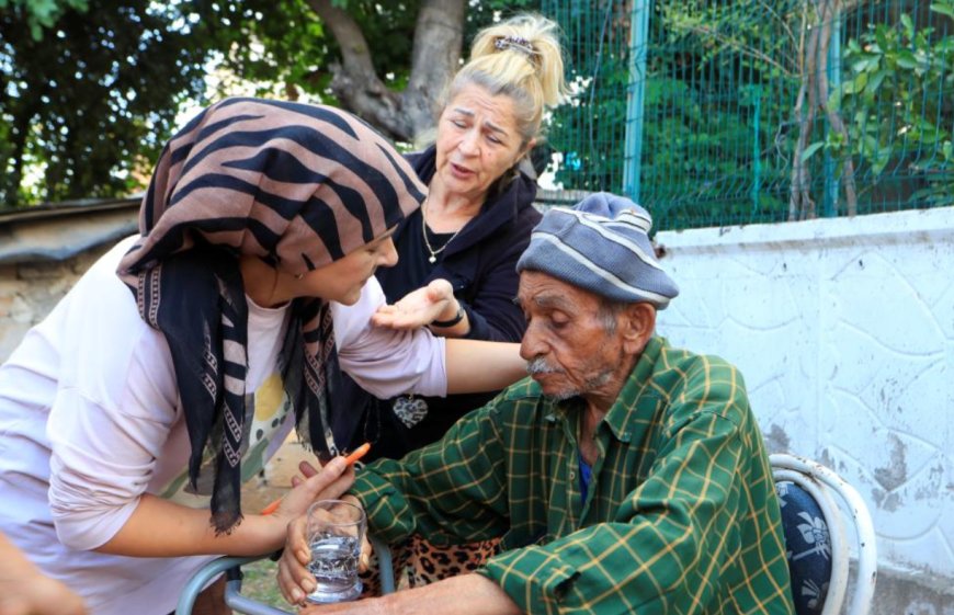 45 Dakika Süren Korku: Yangında Mahsur Kalan Yaşlı Çifti Kahraman Komşuları Son Anda Dışarı Çıkardı.