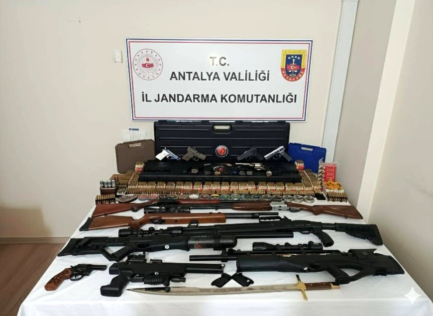 ANTALYA'nın Kemer ilçesinde jandarma ekiplerinin yaptığı baskında evden çok sayıda silah ele geçirildi.