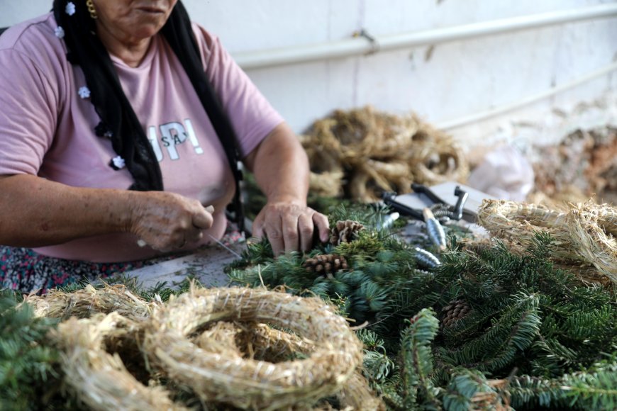 Antalyalı Kadınların El Emeği Noel Çelenkleri 20'den Fazla Ülkeye İhraç Ediliyor