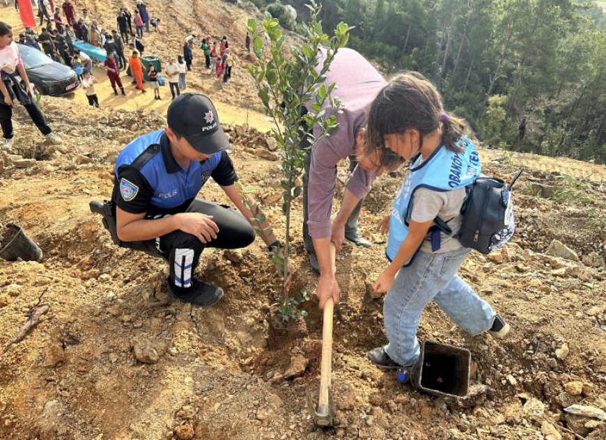 Alanya'da Öğrenciler, Yanan Ormana Yeniden Hayat Verdi