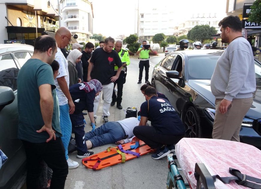 Antalya’nın Manavgat ilçesinde yolun karşısın geçmek isteyen yayaya otomobil çarptı.