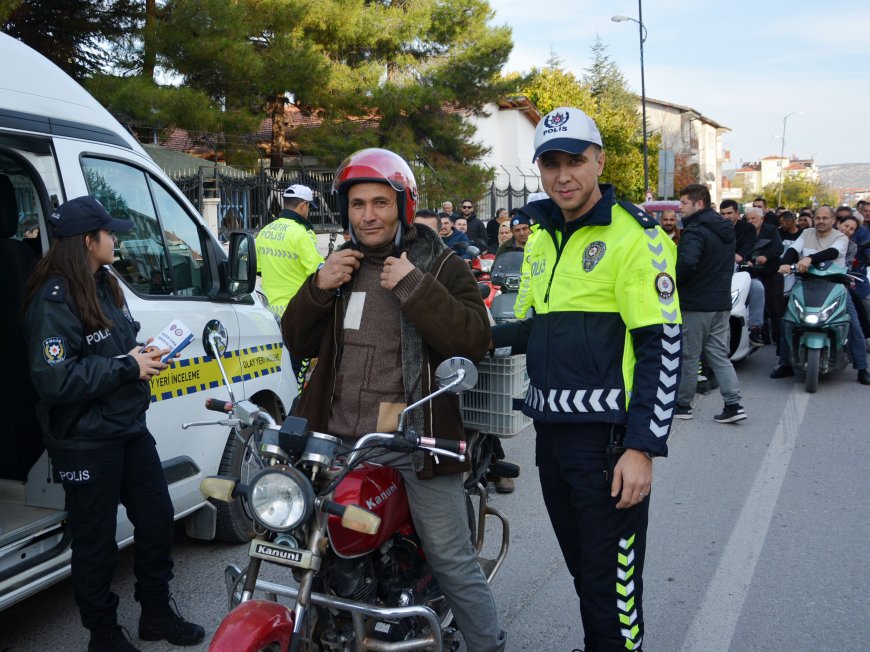 Korkuteli'de Genç Sürücülere Hayat Sigortası: Kask Dağıtımıyla Güvenlik Ön Planda