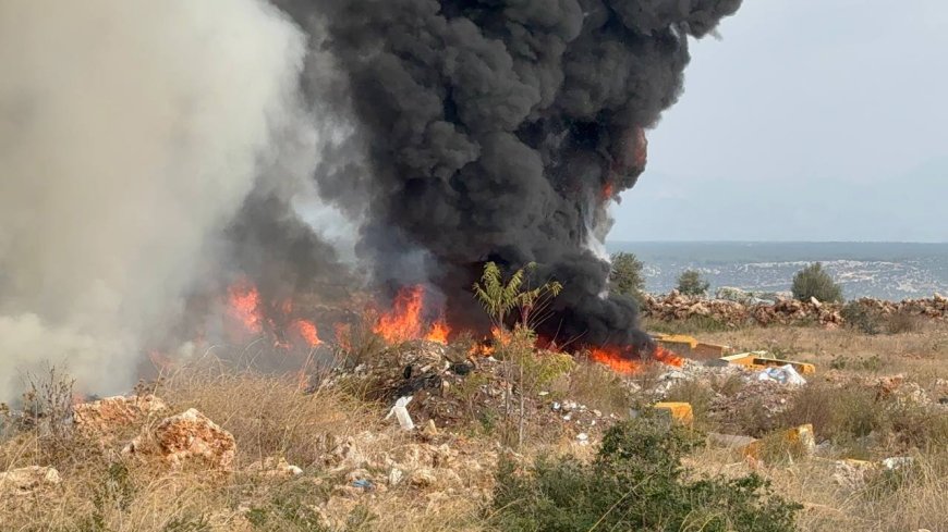 Kepez'de Katı Atıkların Bulunduğu Arazide Yangın: Yoğun Duman Şehri Kapladı