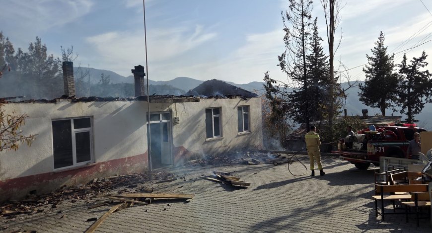 Gazipaşa'da Eski Okul Binasında Yangın Çıktı