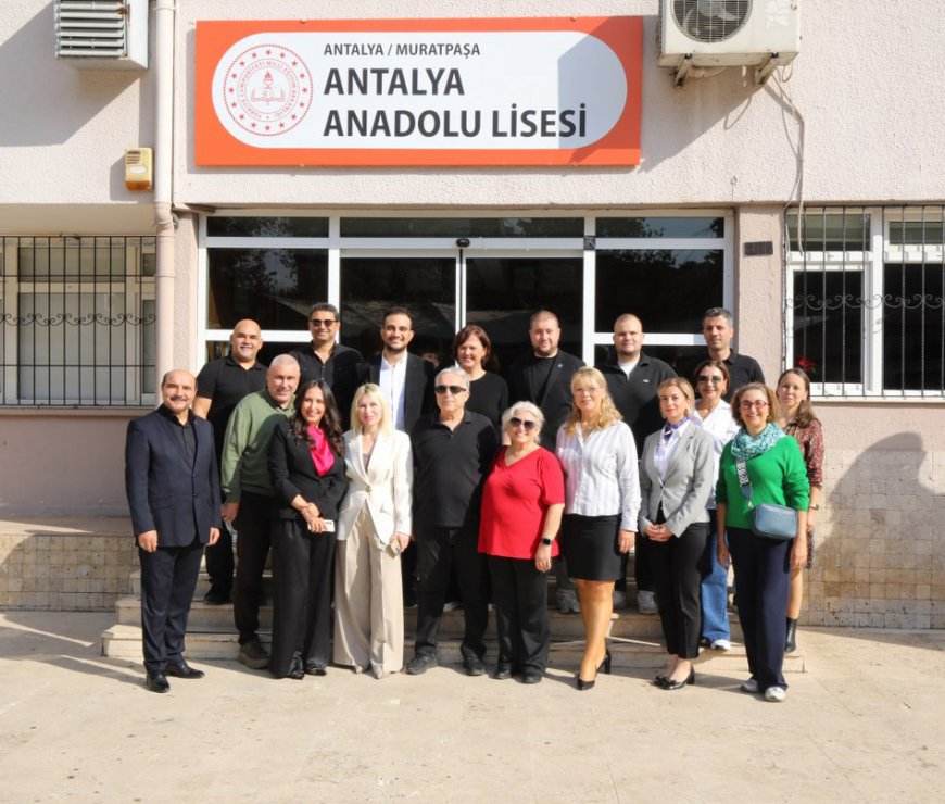 Antalya Anadolu Lisesi'nin Laboratuvarları Mezunların 1,5 Milyon TL'lik Bağışıyla Yenilendi