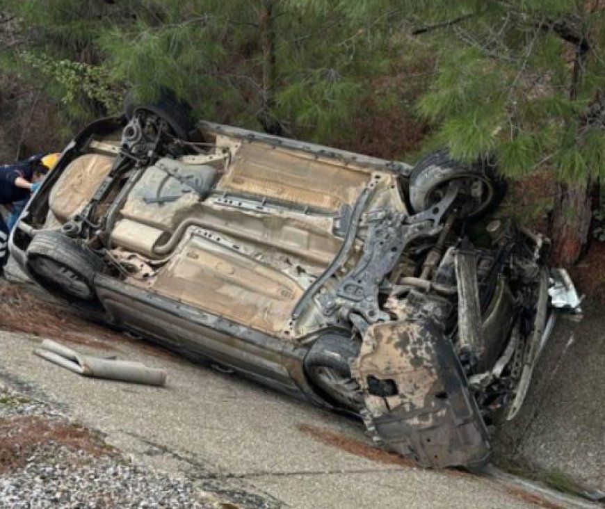Manavgat'ta Yağmur Nedeniyle Kayganlaşan Yolda Otomobil Takla Attı: 2 Kişi Yaralandı