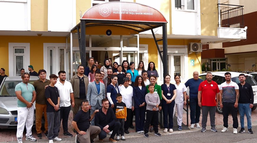 ANTALYA'da otomobil tutkunlarının oluşturduğu grup üyeleri, huzurevindeki yaşlıları ziyaret etti.