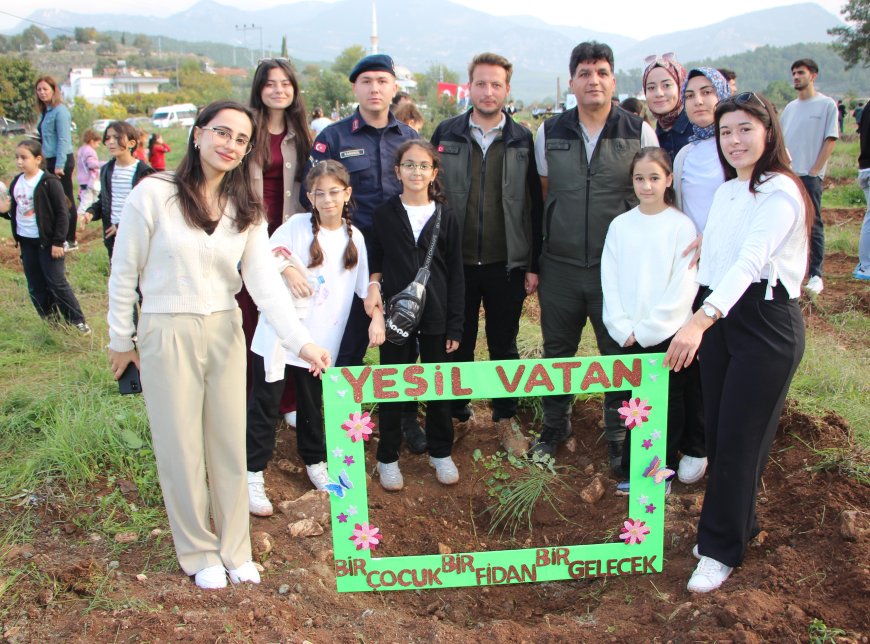 Kumluca'da 'Bir Çocuk, Bir Fidan, Bir Gelecek' Sloganıyla 300 Harnup Fidanı Toprakla Buluştu