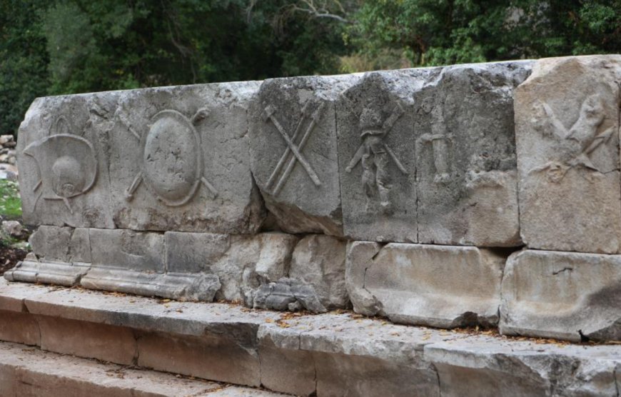 Termessos'ta İlk Kazılar Tarihe Işık Tuttu: Dans Eden Kadınlar ve Silah Kabartmalı Anıt Mezar Bulundu!