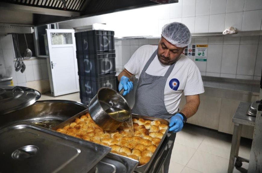 Alanya Aşevi Engelli, Yaşlı ve Hastaları Yalnız Bırakmıyor: Kapı Kapı Sıcak Yemek Dağıtımı Sürüyor