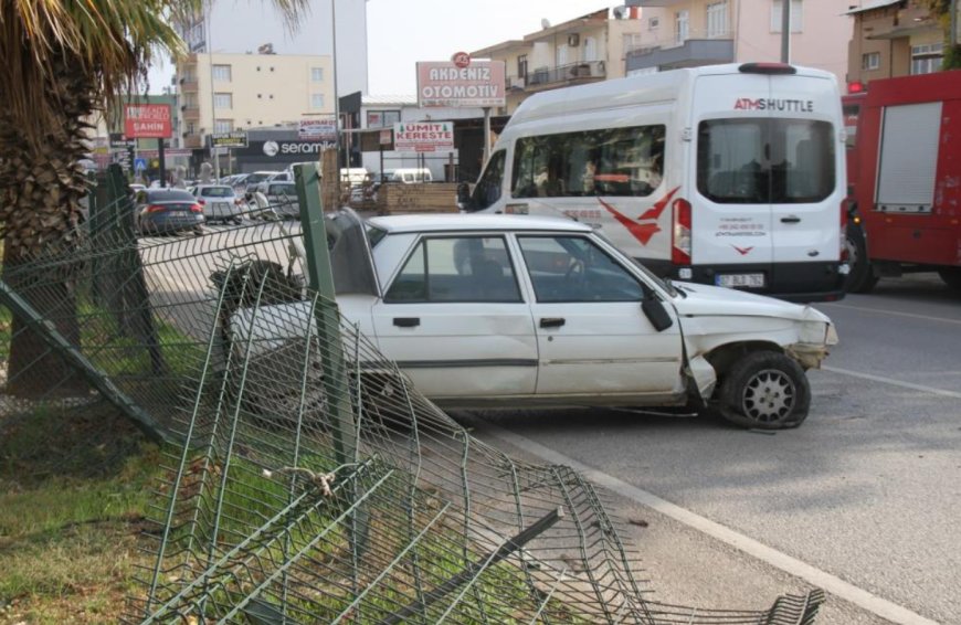 Serik’te yoldan çıkan otomobil bariyerlere çarparak durabildi