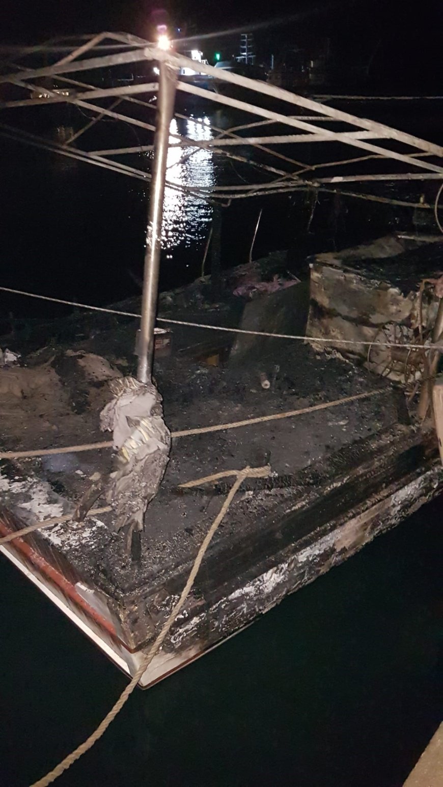 Antalya'da  yıldırım 3 tekneyi küle çevirdi