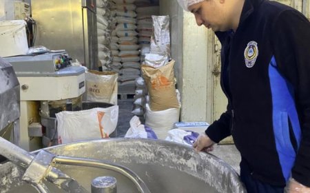 Antalya'nın Kemer ilçesinde zabıta ekiplerince restoran ve kafelerde denetim gerçekleştirildi.