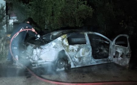 Kepez'de Park Halindeki Otomobil Alev Aldı: Araç Kullanılamaz Hale Geldi