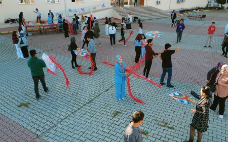 Kumluca'da Özel Çocuklar Uçurtma Tasarlayıp Uçurdu