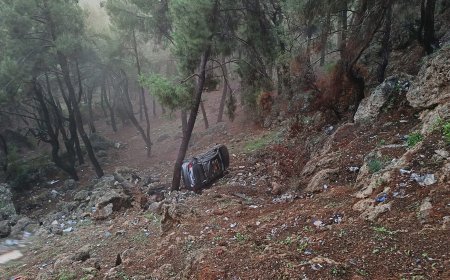 ANTALYA’nın Kepez ilçesinde otomobiliyle uçuruma yuvarlanan sürücü, AFAD ve itfaiye ekiplerince kurtarıldı.